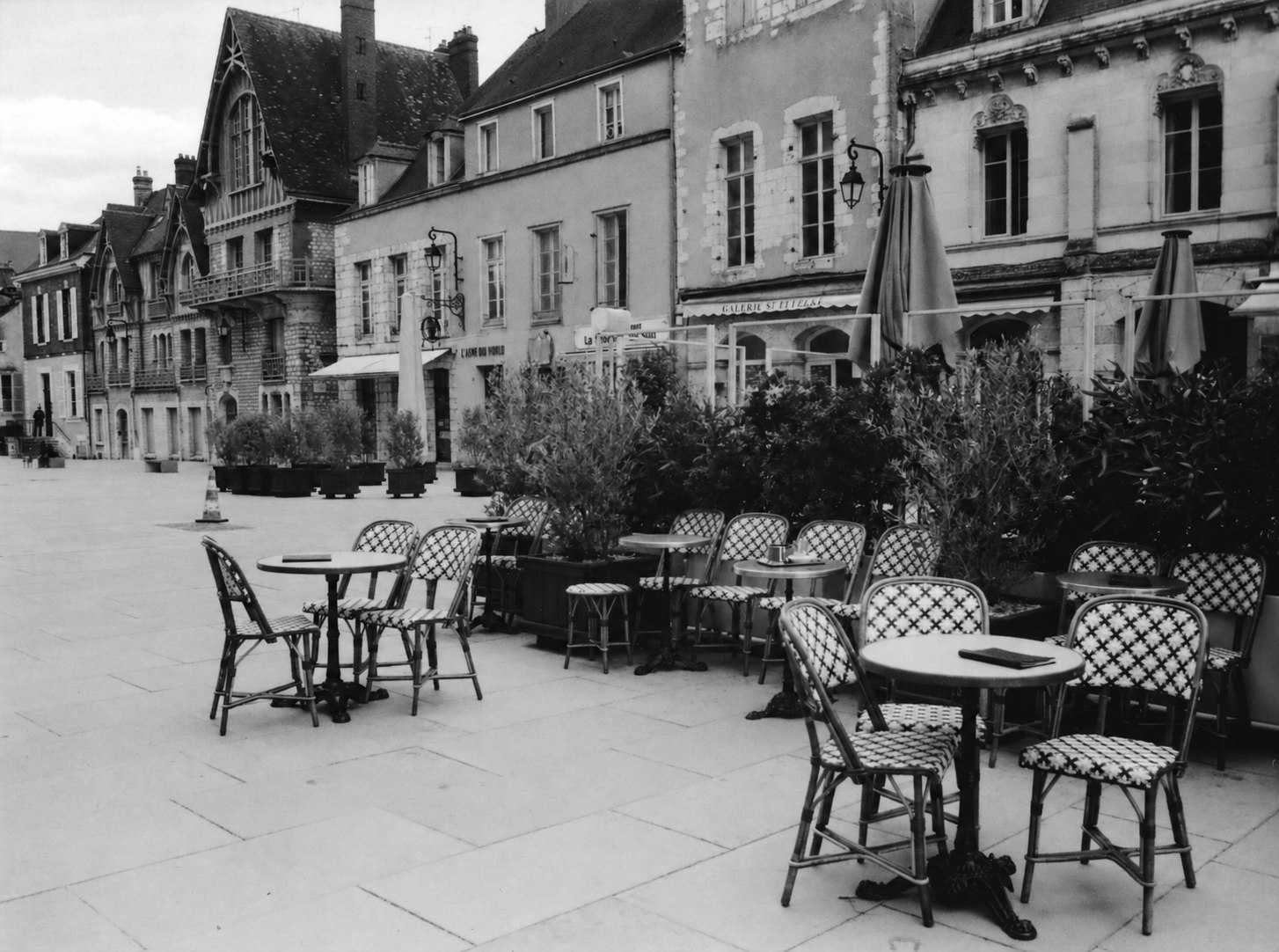 Kawiarniane stoliki i fasady budynków w Nantes, fotografia z pierwszej rolki