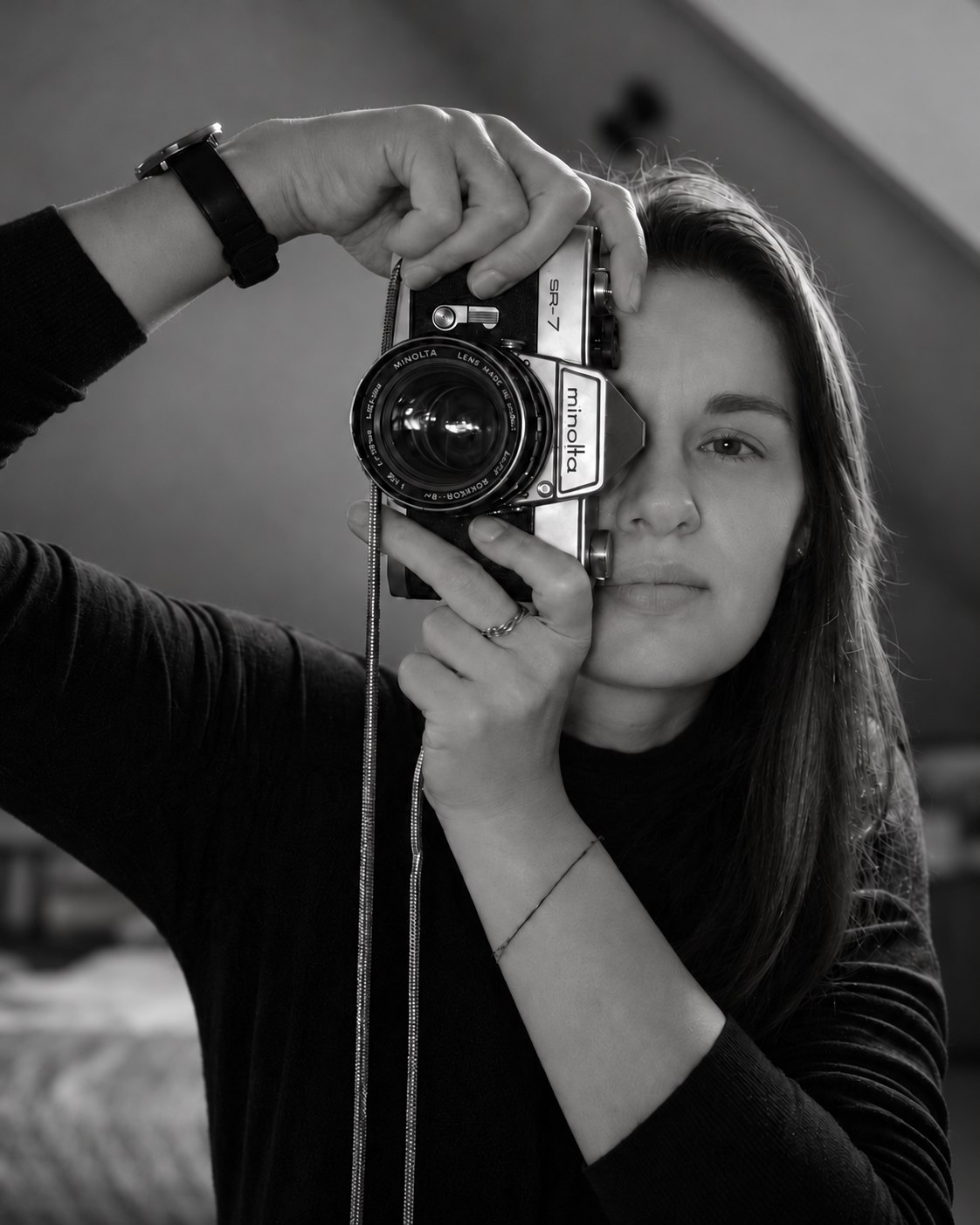Autorka prześwitu z aparatem Minolta SR-7 przy twarzy